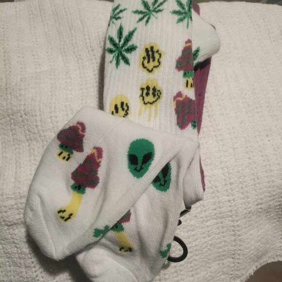 NWT 2 Pairs Sock Paper Scissors Sz: 6-12.5 Novety Socks Alien Mushroom Weed - Picture 7 of 8